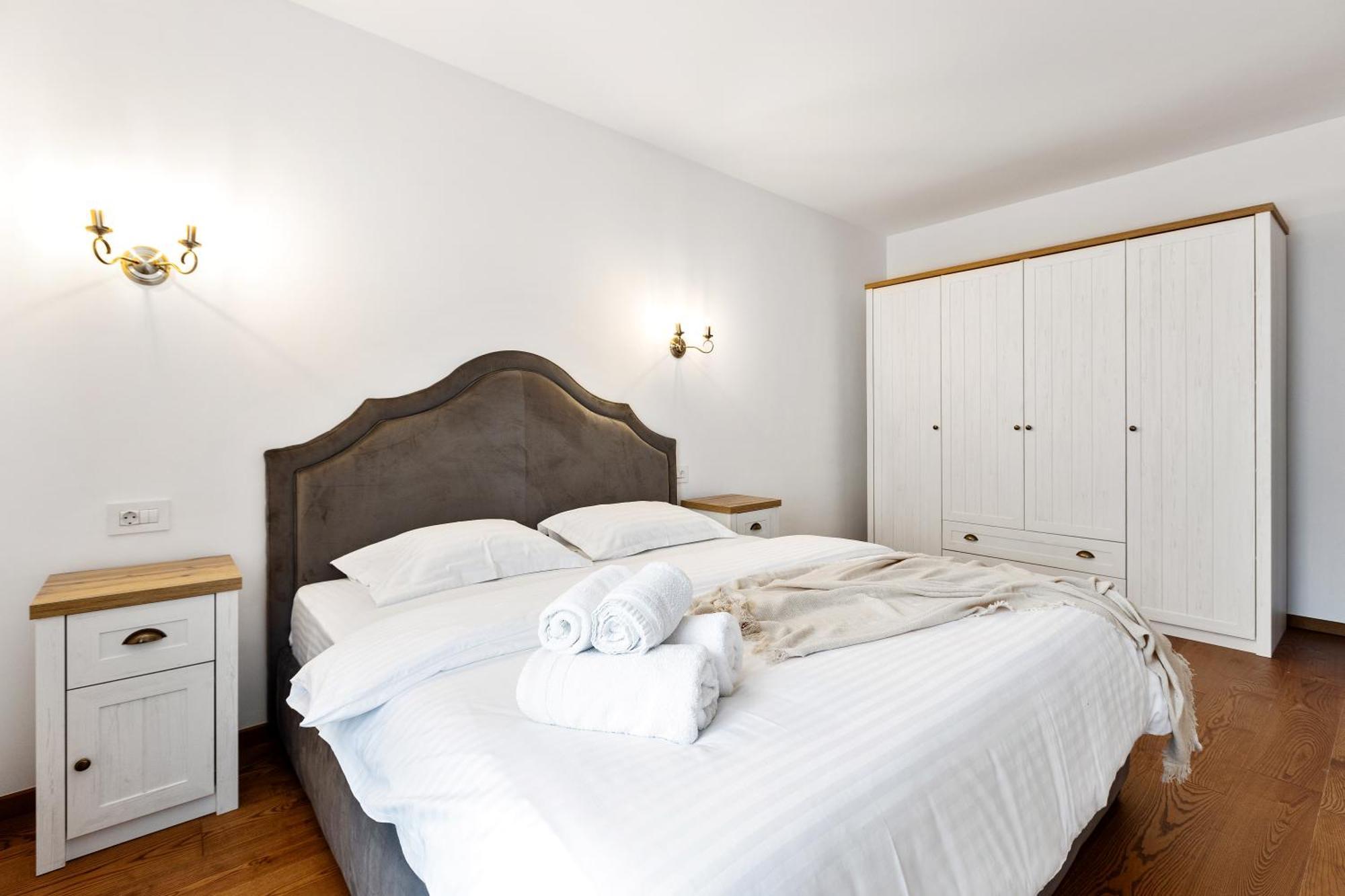 Peak Aparthotel - Old Town - By Cityhost Braşov Dış mekan fotoğraf