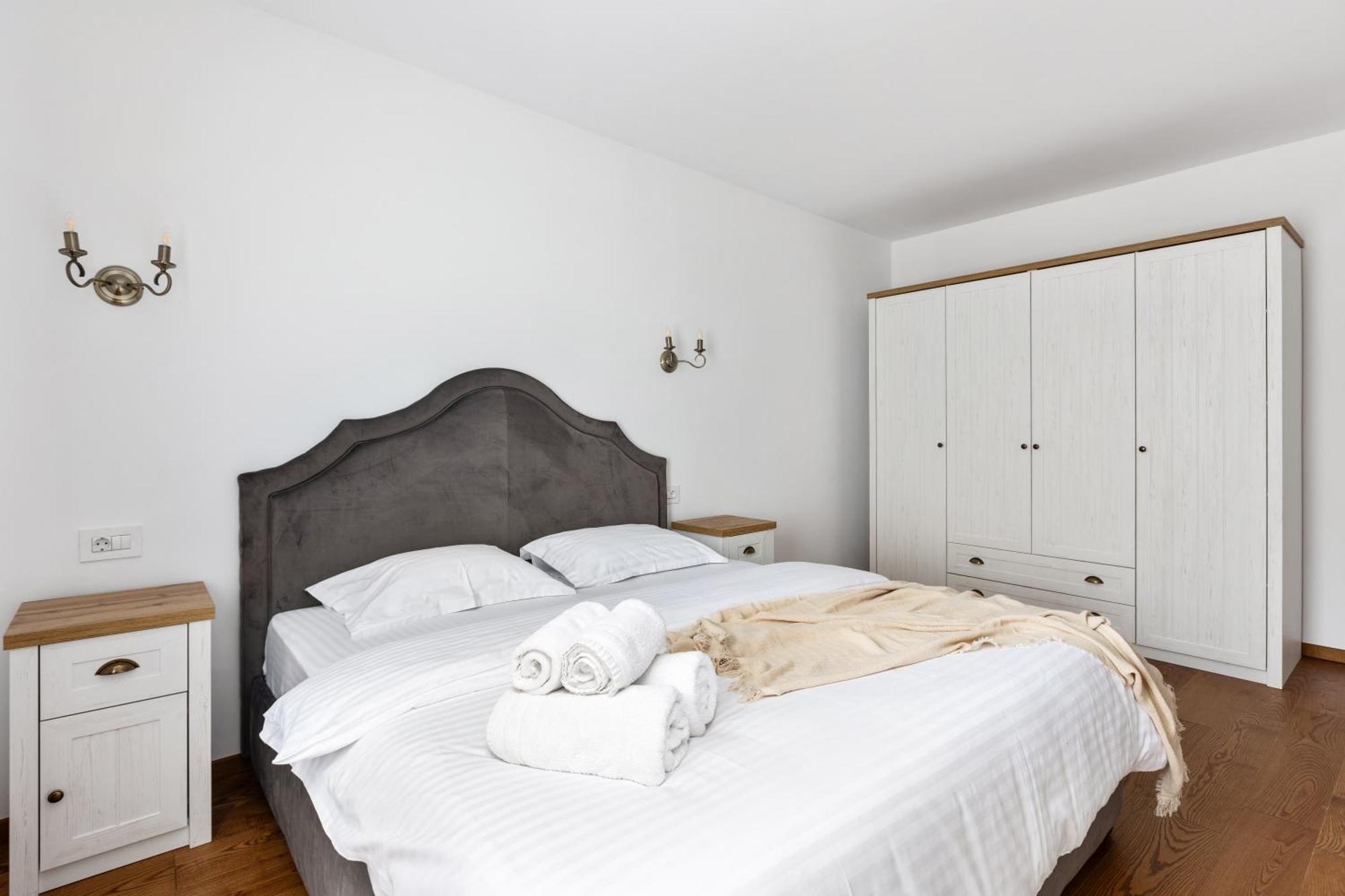 Peak Aparthotel - Old Town - By Cityhost Braşov Dış mekan fotoğraf