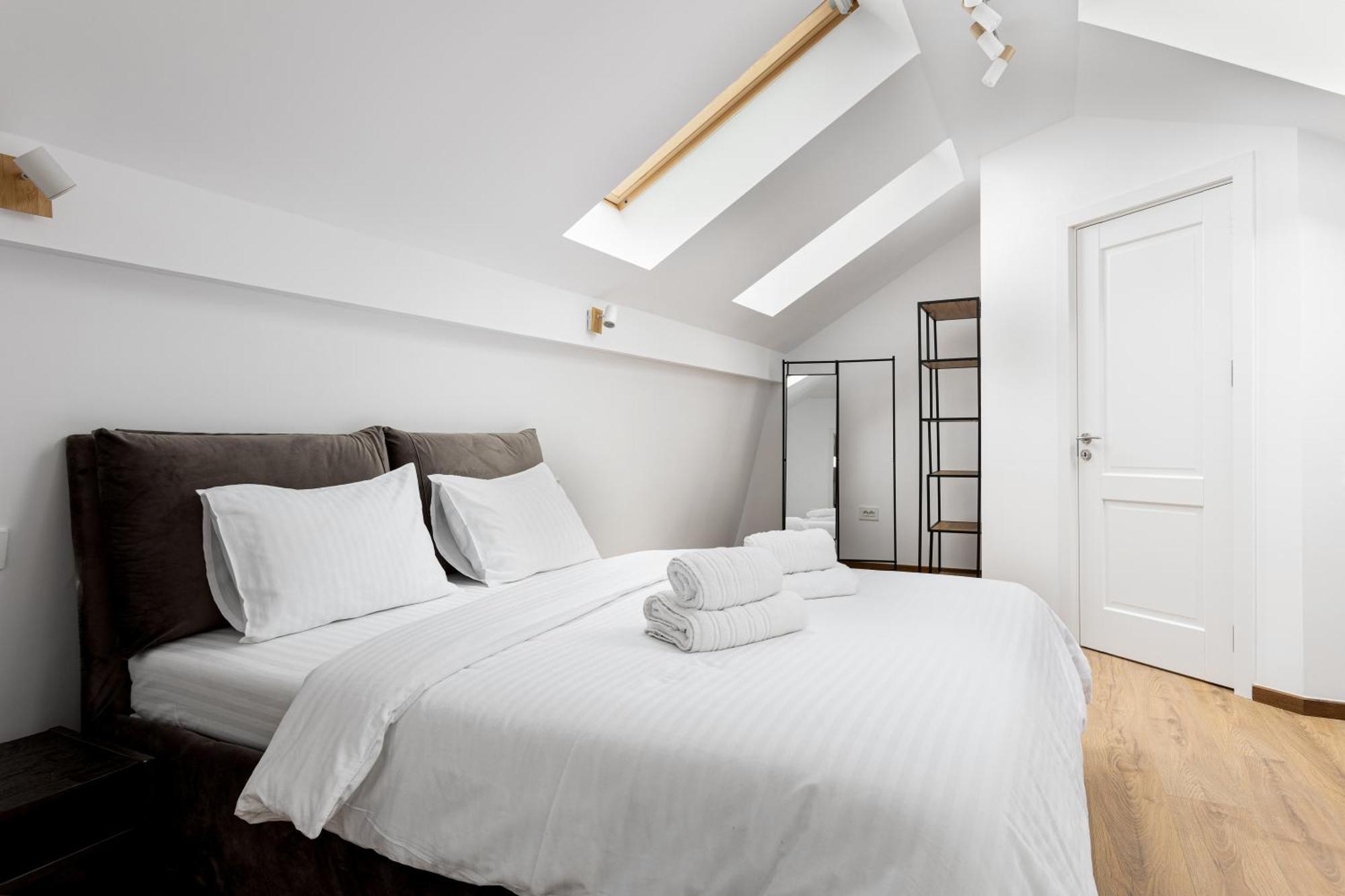 Peak Aparthotel - Old Town - By Cityhost Braşov Dış mekan fotoğraf